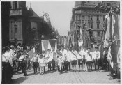 Jíří Mašek čtvrtý z prava Staroměstské náměstí 1933