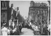 Jíří Mašek v pravé řadě Staroměstské náměstí- Pařížská ulice 1933
